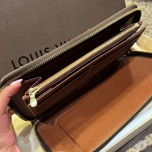 Louis Vuitton Zippy Wallet - Picture 10 of 13